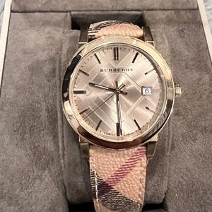 Barely worn woman’s burberry watch! Amazing condition great staple to any closet